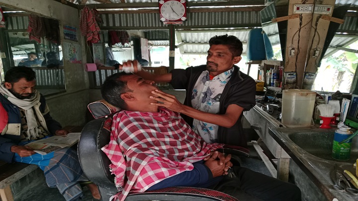 নিজে প্রতিবন্ধী তবুও বইছেন সংসারের বোঝা