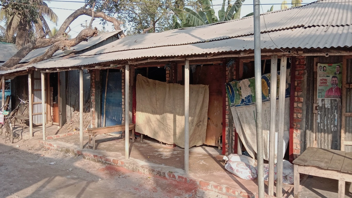 হাটের জায়গা দখল করে তোলা হচ্ছে পাকা ঘর