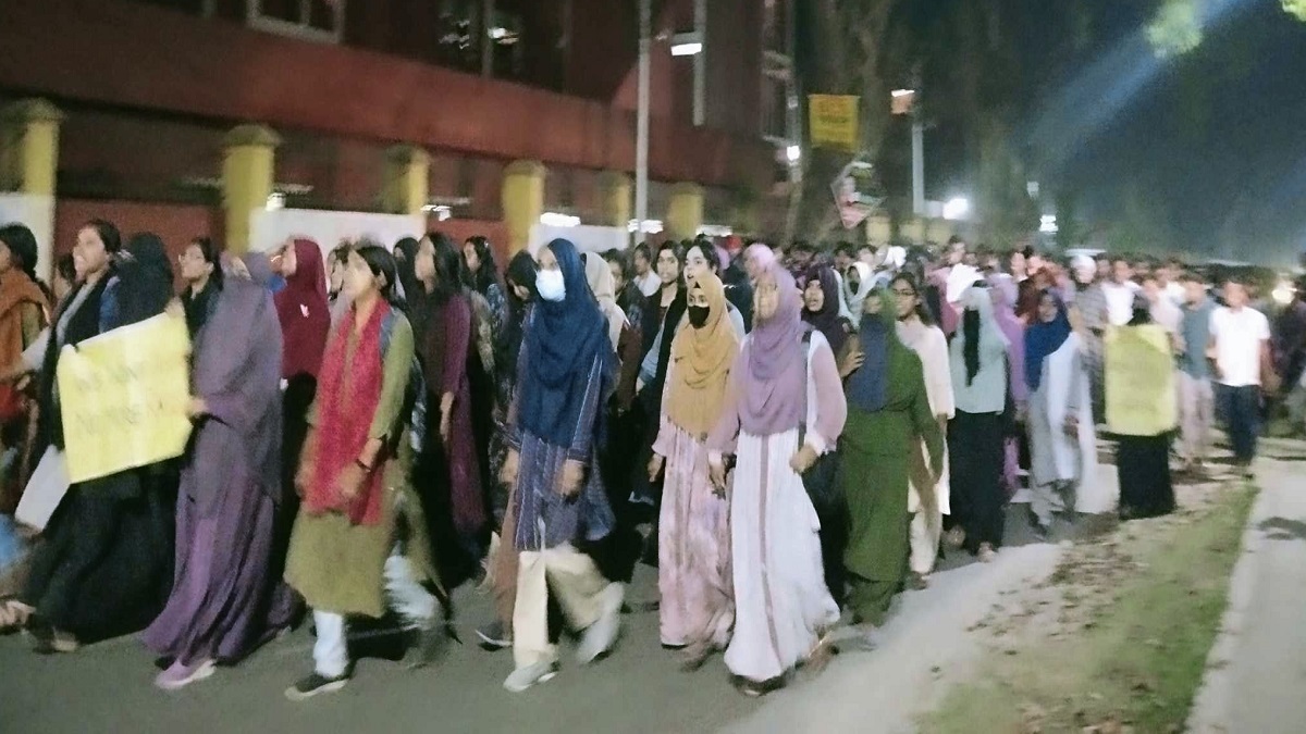 ধর্ষকদের শাস্তির দাবিতে বাকৃবির বিক্ষোভ