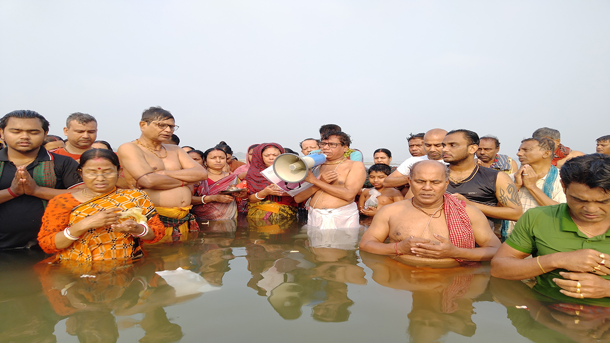কুষ্টিয়ায় শত শত ভক্তের উপস্থিতিতে বারুণী স্নান