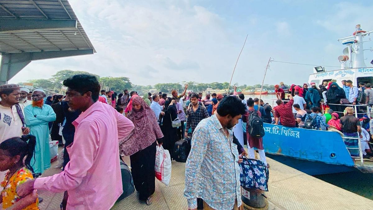 লঞ্চঘাটে কর্মস্থলে ফেরা মানুষের ভিড়
