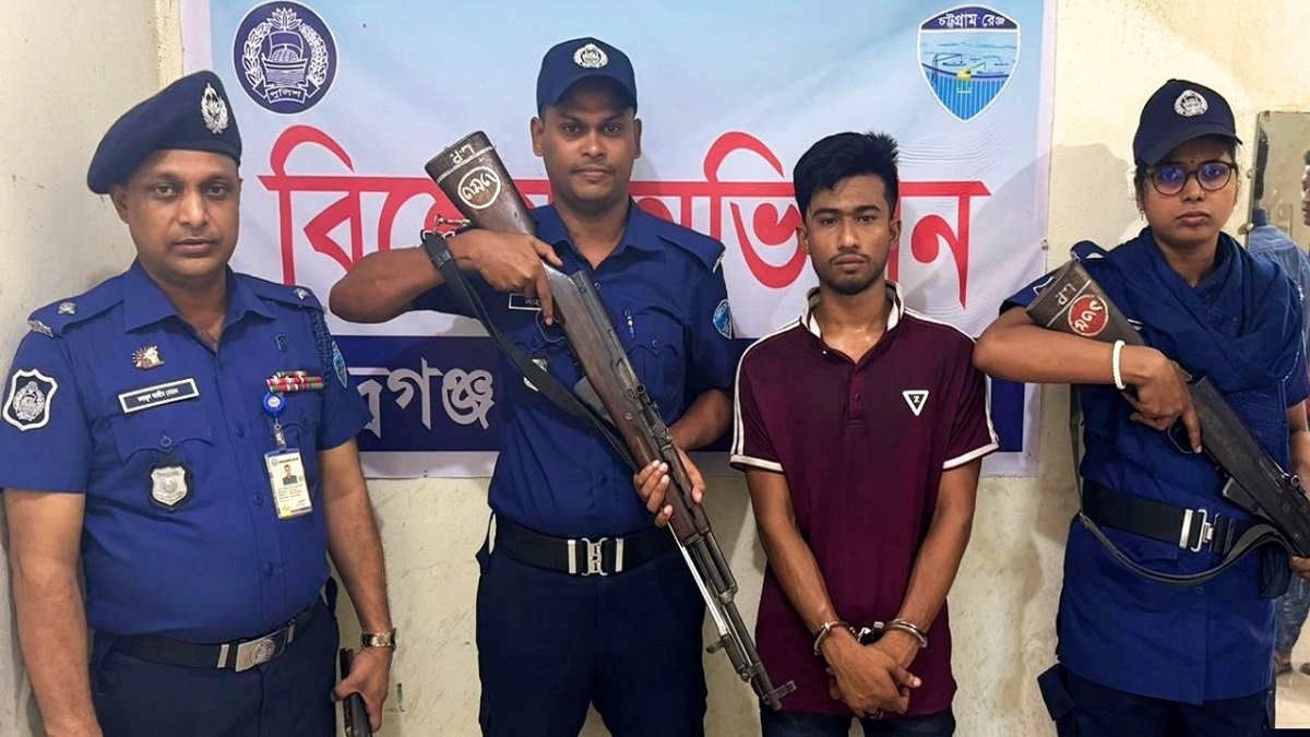 গ্রেপ্তারকৃত ইমরান।   ছবি: রূপালী বাংলাদেশ