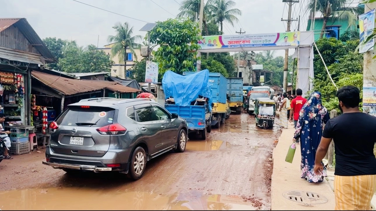 সড়ক নয় যেন ‘মরণফাঁদ’