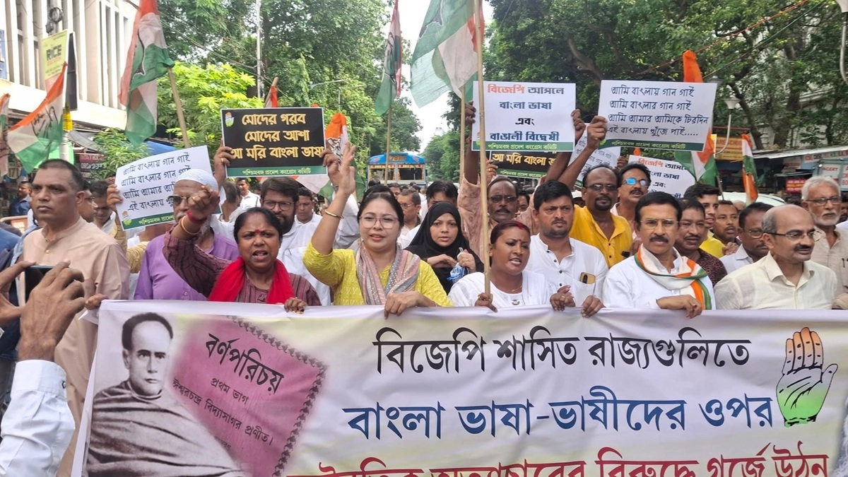 বাংলা ভাষাভাষীদের উপর নির্যাতনের বিরুদ্ধে কলকাতা কলেজ স্কোয়ারে বিদ্যাসাগর মূর্তির সামনে পশ্চিমবঙ্গ প্রদেশ কংগ্রেসের প্রতিবাদ। ছবি- এক্স