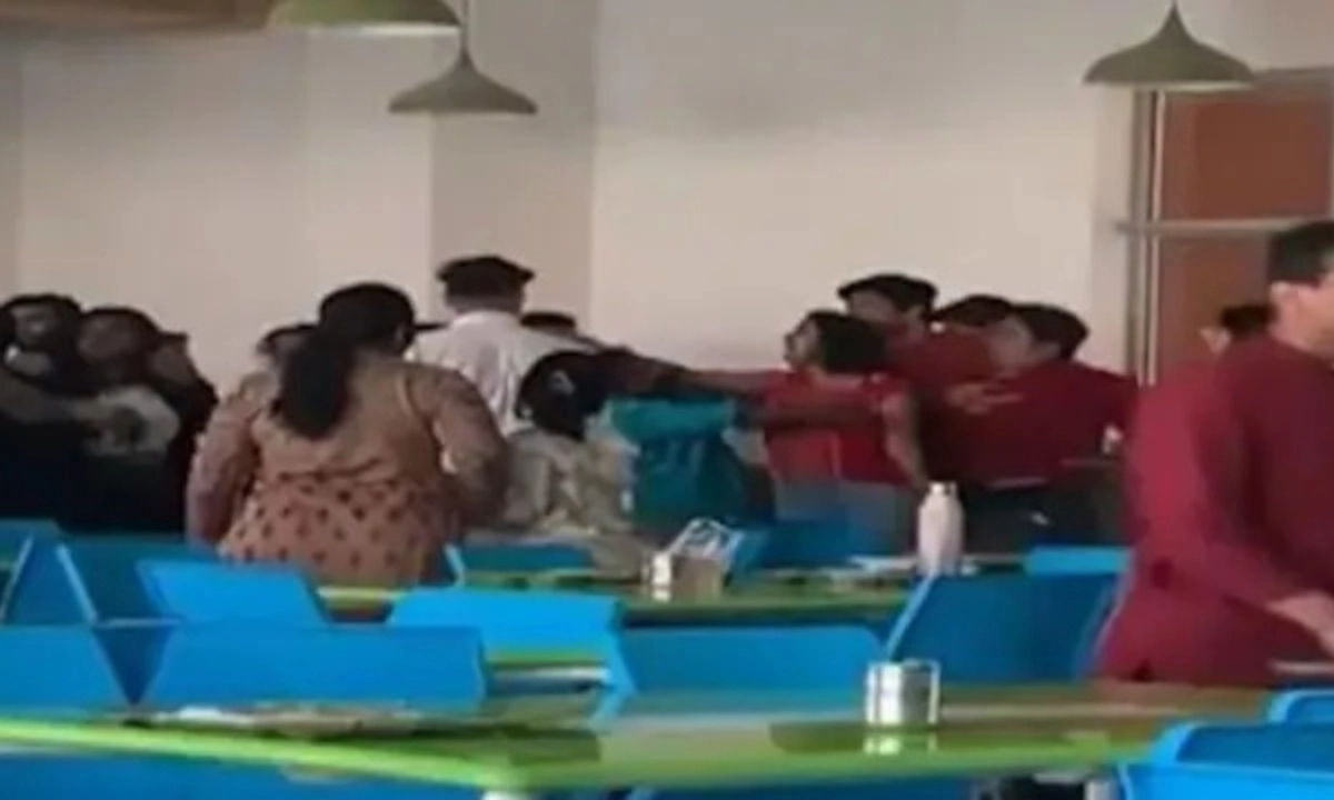 শিবরাত্রি উপলক্ষে মাংস পরিবেশনকে কেন্দ্র করে ভারতের সাউথ এশিয়ান ইউনিভার্সিটিতে সংঘর্ষ হয়। ছবি- সংগৃহীত