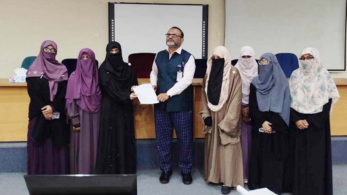 উপাচার্য নিয়াজ আহমেদ খানকে স্মারকলিপি দেয় ইসলামী ছাত্রীসংস্থার ঢাবি শাখা। ছবি- সংগৃহীত