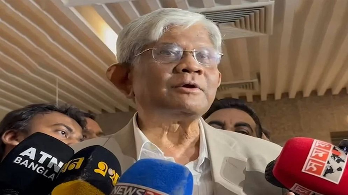 সাংবাদিকদের সঙ্গে কথা বলছেন অর্থ উপদেষ্টা ড. সালেহউদ্দিন আহমেদ। ছবি- সংগৃহীত