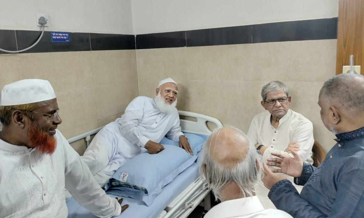 জামায়াতে ইসলামীর আমির ডা. শফিকুর রহমানকে দেখতে হাসপাতালে যান বিএনপি মহাসচিব মির্জা ফখরুল ইসলাম আলমগীর। ছবি- রূপালী বাংলাদেশ