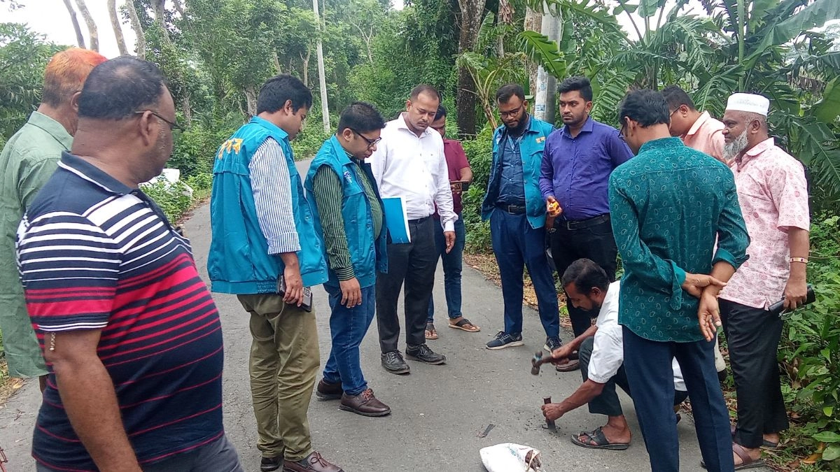 ঝালকাঠির নলছিটি থেকে মোল্লারহাট পর্যন্ত সড়ক পরিদর্শনে দুর্নীতি দমন কমিশন। ছবি- রূপালী বাংলাদেশ