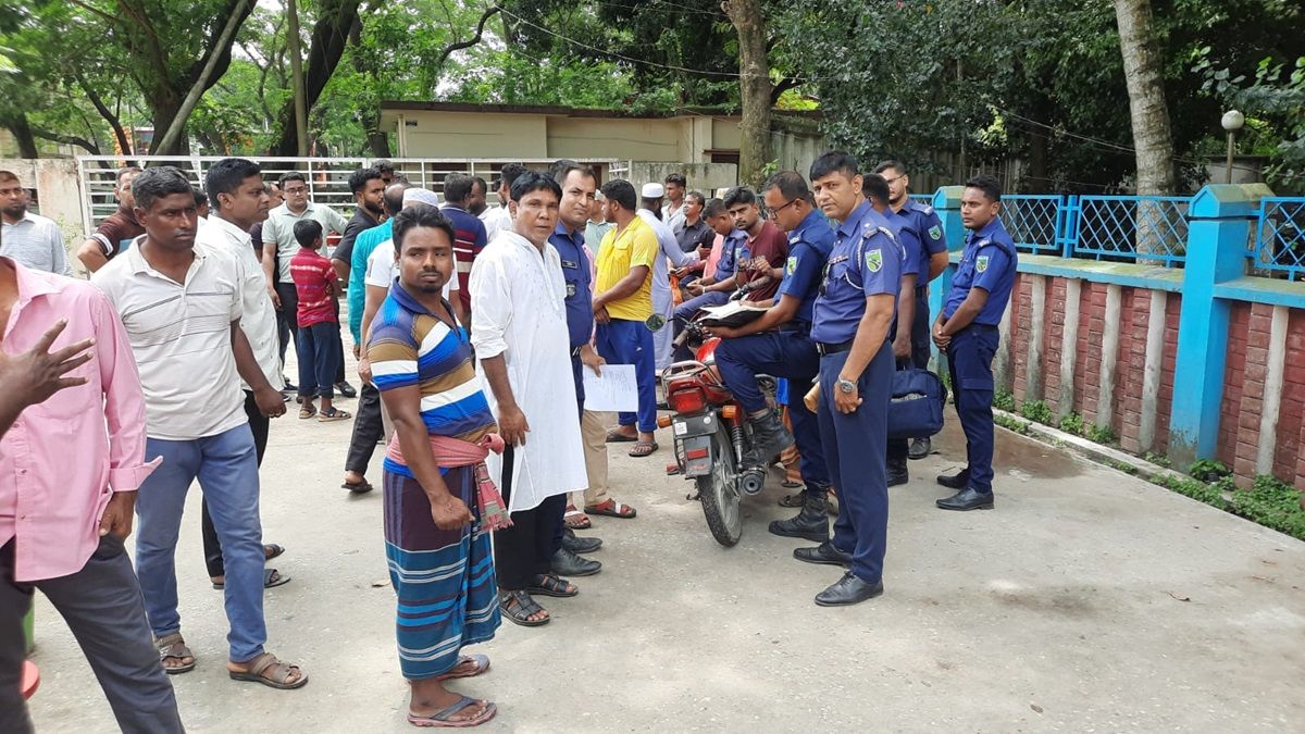ঝিনাইদহে মোটরসাইকেল থেকে ছিটকে পড়ে নারীর মৃত্যু, পরিবারের দাবি হত্যা
