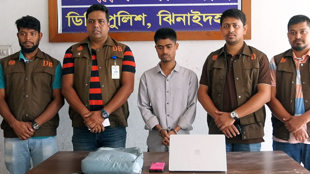 ‘বাংলাউইন’র বাংলাদেশি এজেন্ট মেহেদি হাসানকে আটক করে ডিবি পুলিশ। ছবি- সংগৃহীত