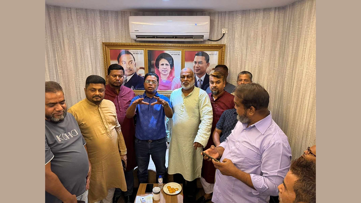 নিজের রাজনৈতিক কার্যালয়ে এক কর্মী সভায় বক্তব্য রাখছেন কামাল জামান মোল্লা। ছবি- রূপালী বাংলাদেশ