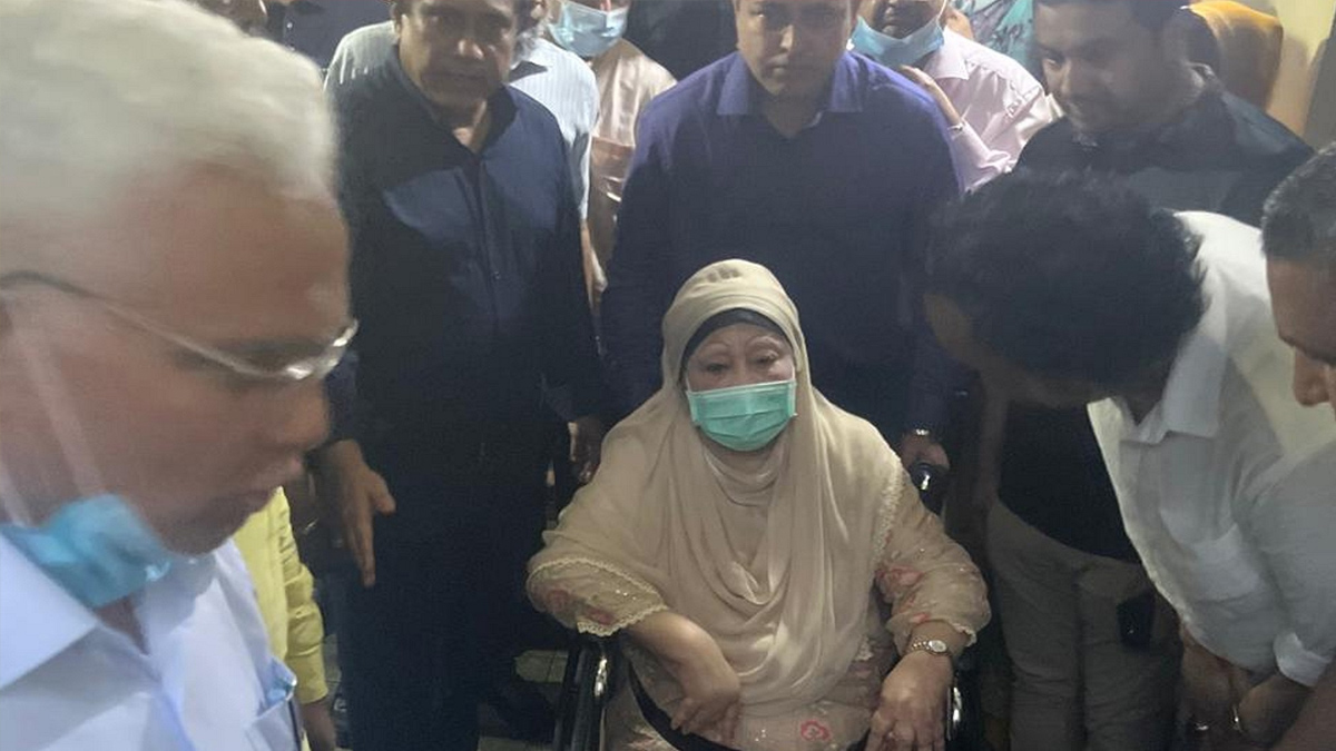 সন্ধ্যা পৌনে ৭টার দিকে গুলশানের বাসা ‘ফিরোজা’ থেকে এভার কেয়ার হাসপাতালের উদ্দেশে রওনা হন বেগম খালেদা জিয়া। ছবি-সংগৃহীত