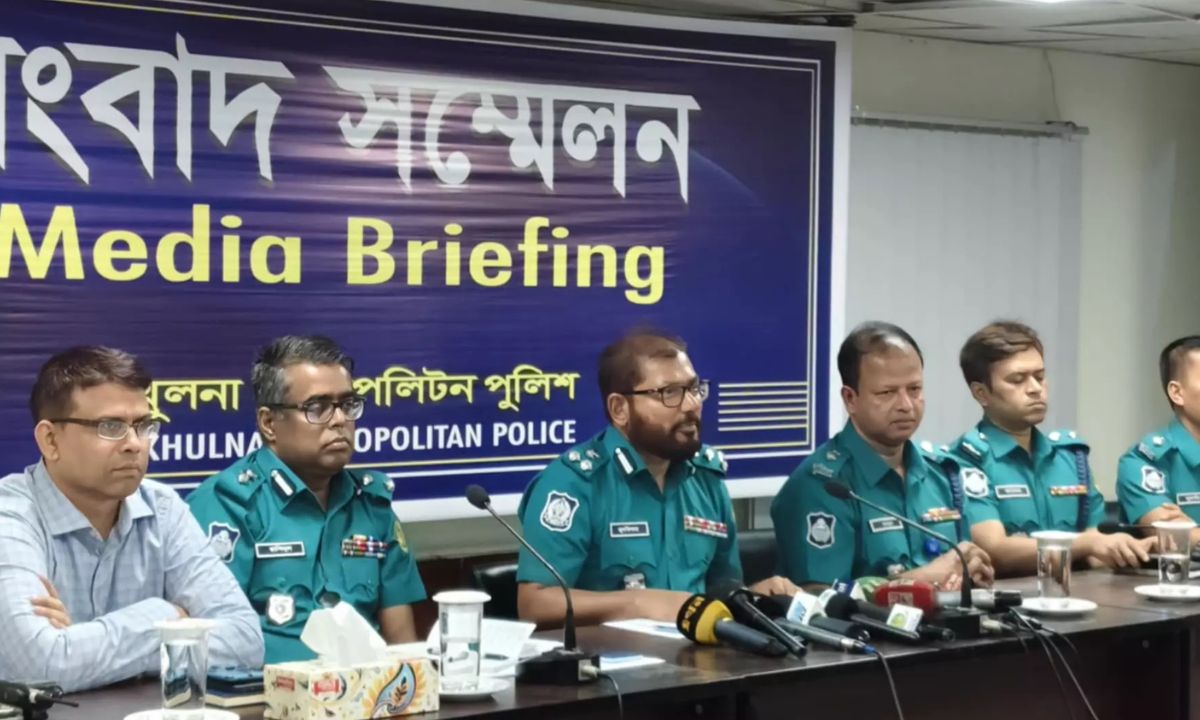 কেএমপি সদর দপ্তরে আইনশৃংখলা পরিস্থিতি নিয়ে আয়োজিত সংবাদ সম্মেলন বক্তব্য দেন পুলিশ কমিশনার মো. জুলফিকার আলী হায়দার । ছবি- রূপালী বাংলাদেশ