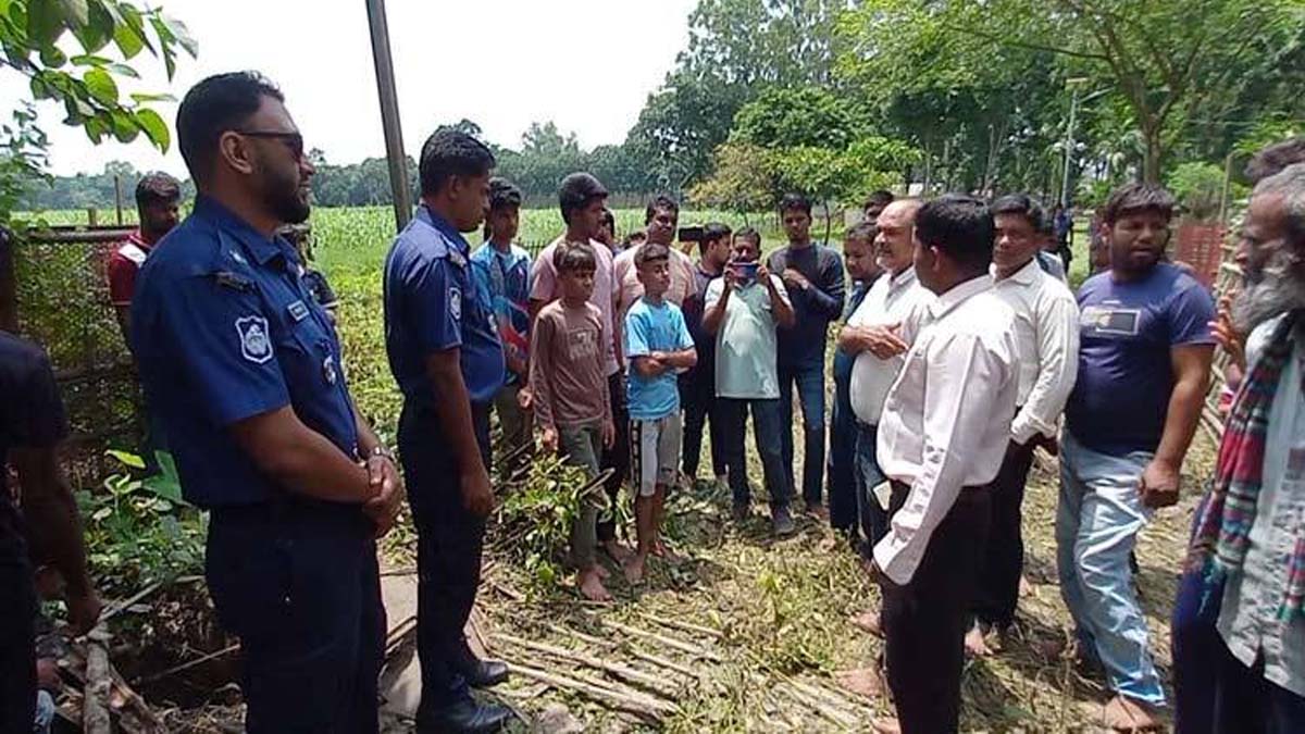 পঞ্চগড়ে কবরস্থান থেকে পাঁচটি কঙ্কাল চুরির ঘটনা ঘটে। পরে ঘটনাস্থল পরিদর্শন করেন কয়েকজন পুলিশ সদস্য। ছবি- সংগৃহীত