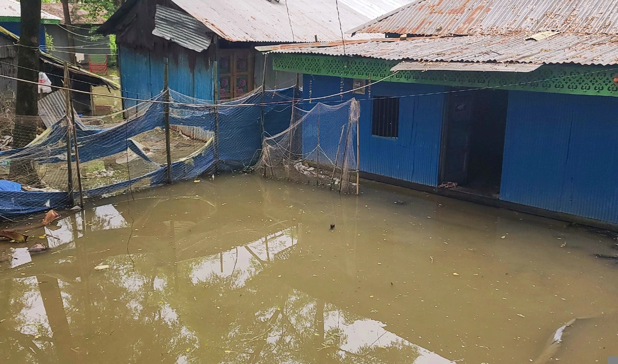 জলাবদ্ধতায় পানিবন্দি দুই শতাধিক পরিবার