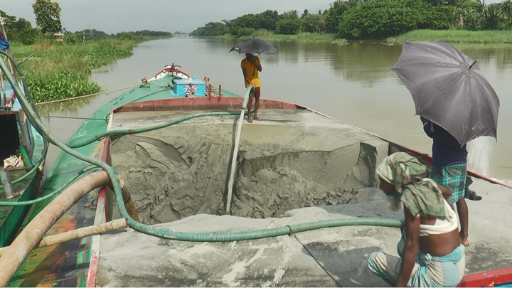 কোন কিছুতেই থামছে না নদ-নদীতে বালু উত্তোলন