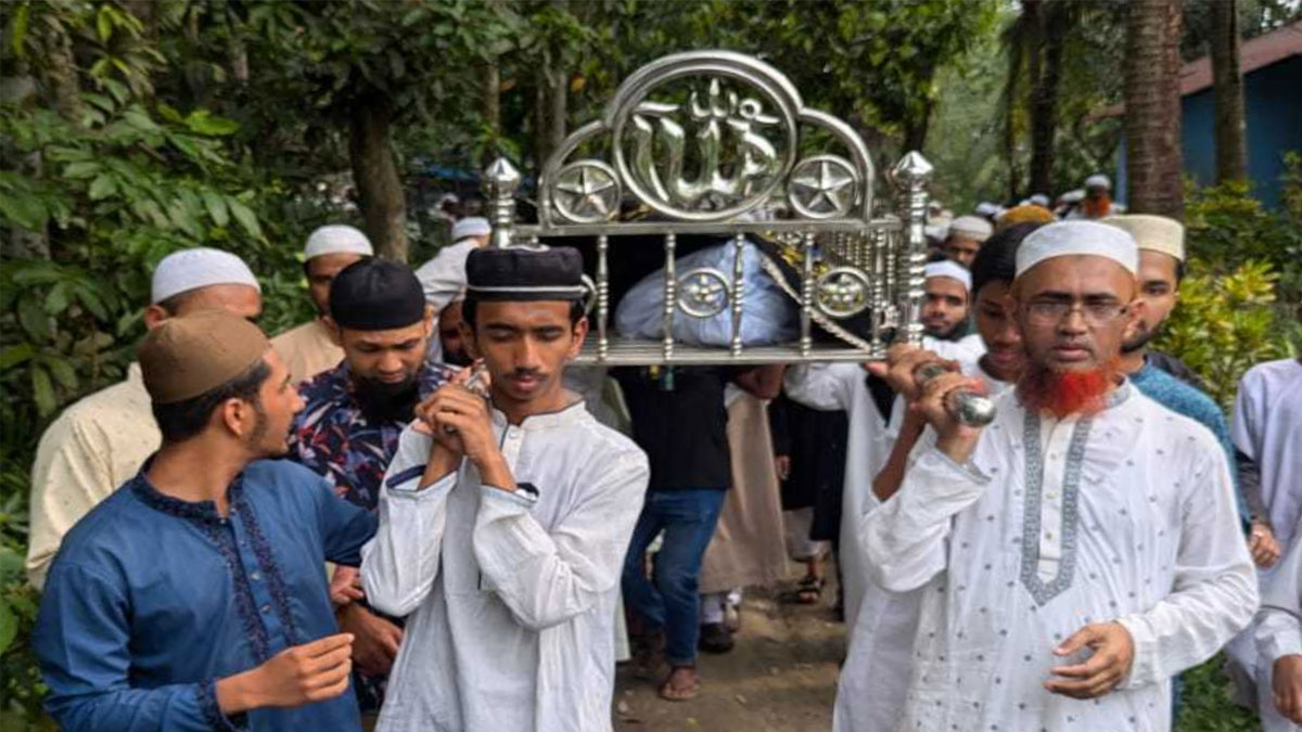বাবাকে কবরে রেখে পরীক্ষার হলে মেহনাব