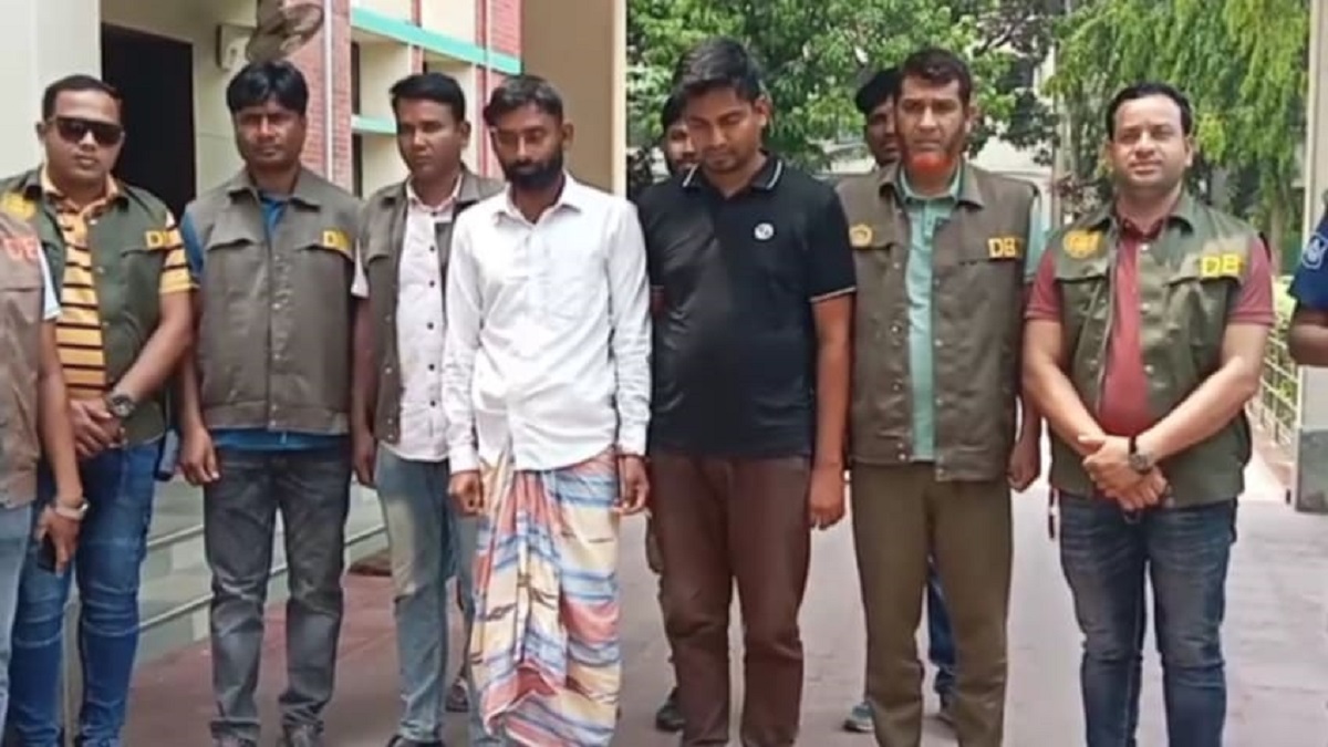 নওগাঁয় পুলিশ চাকরি দেয়ার নামে প্রতারণা, গ্রেপ্তার ২