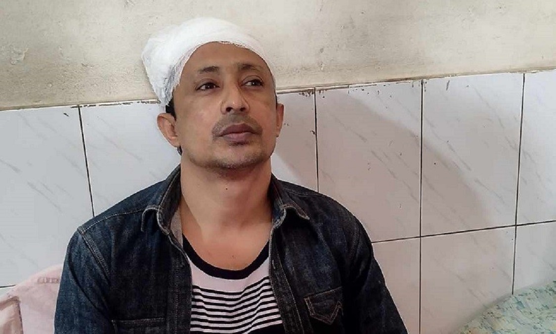 দু’পক্ষের মারামারির ভিডিও ধারণ: সাংবাদিককে মারপিট