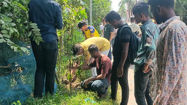 প্রতিষ্ঠাবার্ষিকীতে বাগেরহাট জেলা ছাত্রদলের বৃক্ষরোপণ