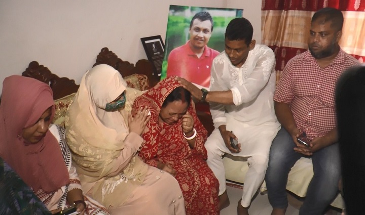মাদারীপুরে ছাত্র আন্দোলনে নিহতের বাড়িতে জেলা প্রশাসনের কর্মকর্তারা