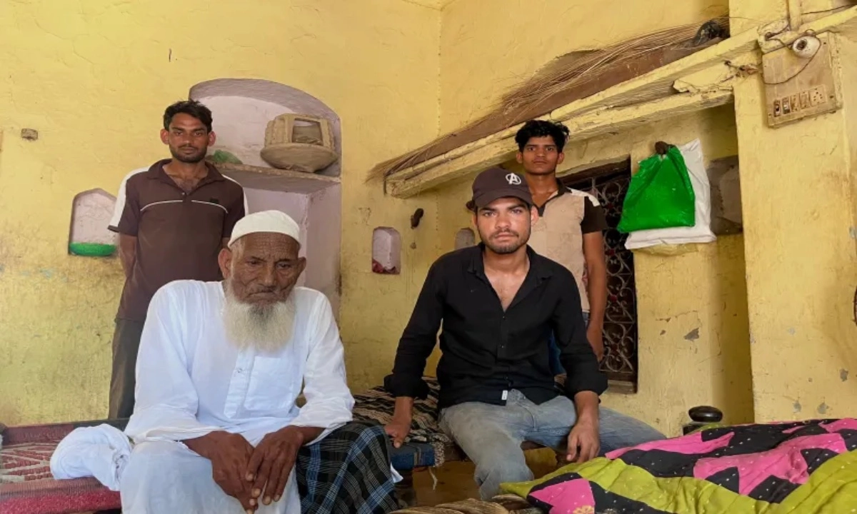 হরিয়ানার উত্তরাওয়ারে মোহাম্মদ দীনু তার নাতি-নাতনিদের সাথে  তার বাড়িতে । ছবি - সংগৃহীত