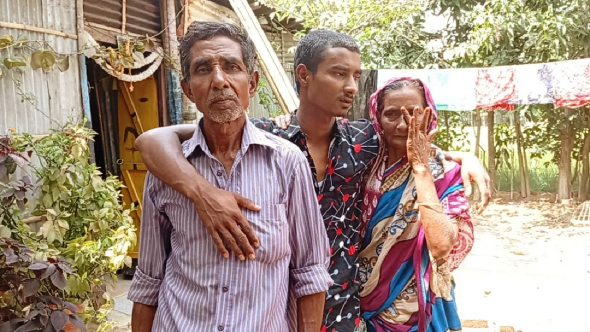 ১৩ বছর পর মা-বাবার কাছে ফিরে এলেন আকরাম