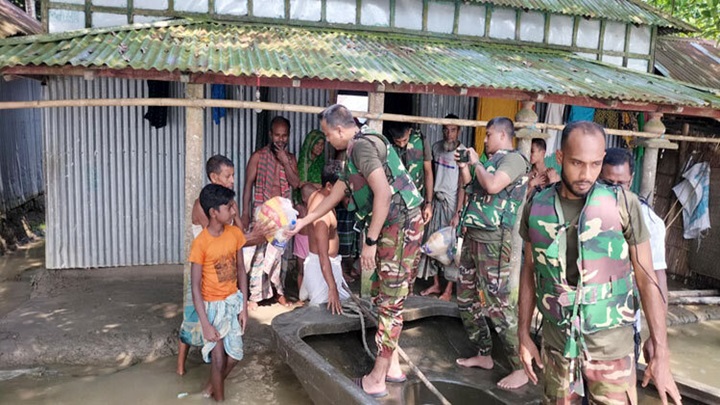 ময়মনসিংহে বন্যায় ৩৩ হাজার পরিবার পানিবন্দি, সেনাবাহিনী ও বিএনপির ত্রাণ বিতরণ
