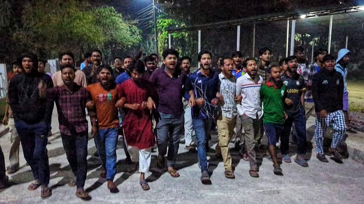 মধ্যরাতে ধর্ষণবিরোধী স্লোগানে উত্তাল নজরুল বিশ্ববিদ্যালয়