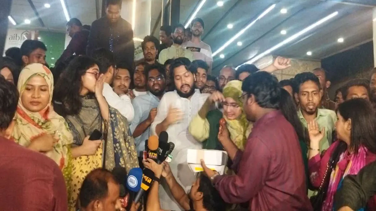 আওয়ামী লীগ নিষিদ্ধে এনসিপির মিষ্টি বিতরণ