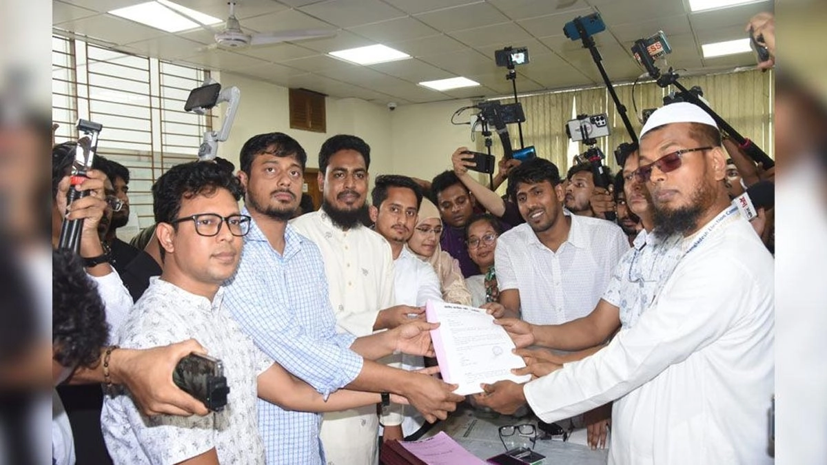 নির্বাচন কমিশনে নিবন্ধনের আবেদন জমা দিল এনসিপির কেন্দ্রীয় ও স্থানীয় পর্যায়ের নেতা-কর্মী। ছবি- সংগৃহীত