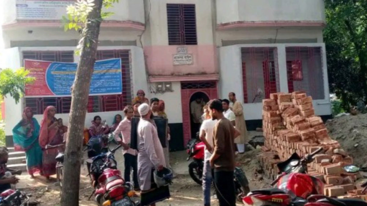 অফিসের সামনে গ্রাহকরা টাকার জন্য ভিড় করেছেন। ছবি- রূপালী বাংলাদেশ