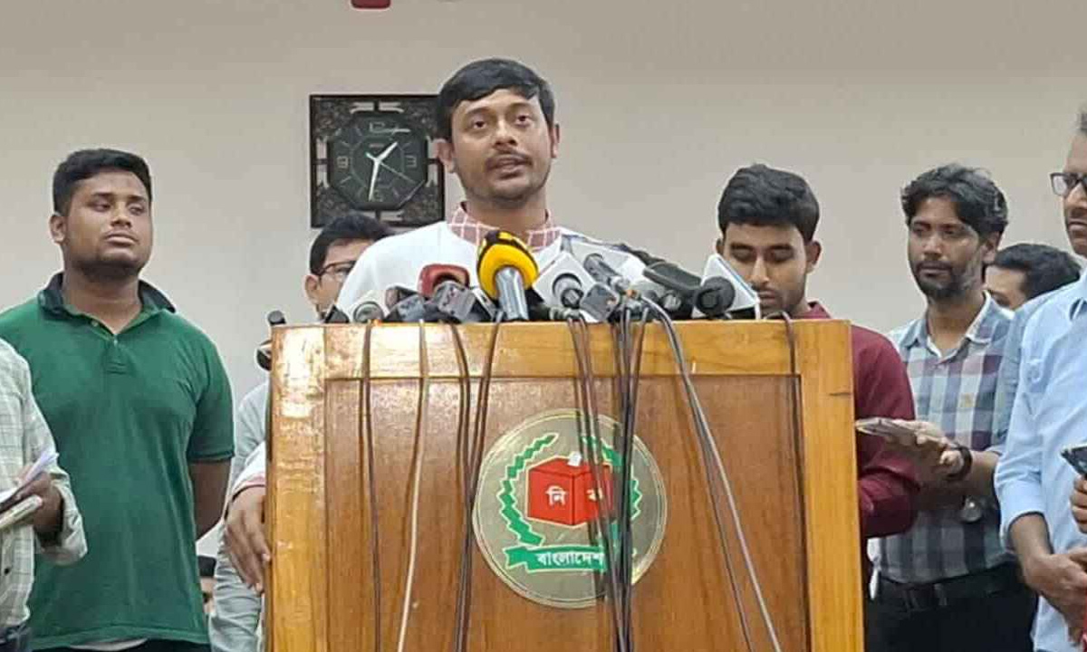 সাংবাদিকদের সঙ্গে কথা বলছেন এনসিপির মুখ্য সমন্বয়ক নাসির উদ্দিন পাটোয়ারী। ছবি- সংগৃহীত