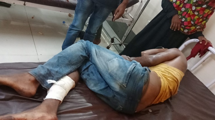 মগপার্টির মারধরে আহত ২ যুবক, সড়ক অবরোধ
