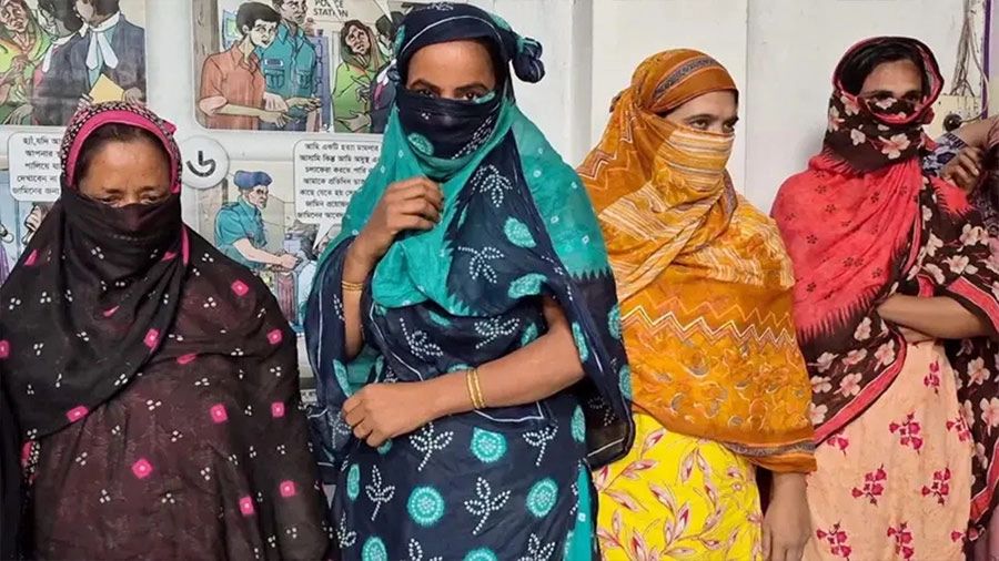 ভারত থেকে পুশ ইনের পর ঠাকুরগাঁও সীমান্তে বিজিবির হাতে আটক কয়েকজন। ছবি: সংগৃহীত