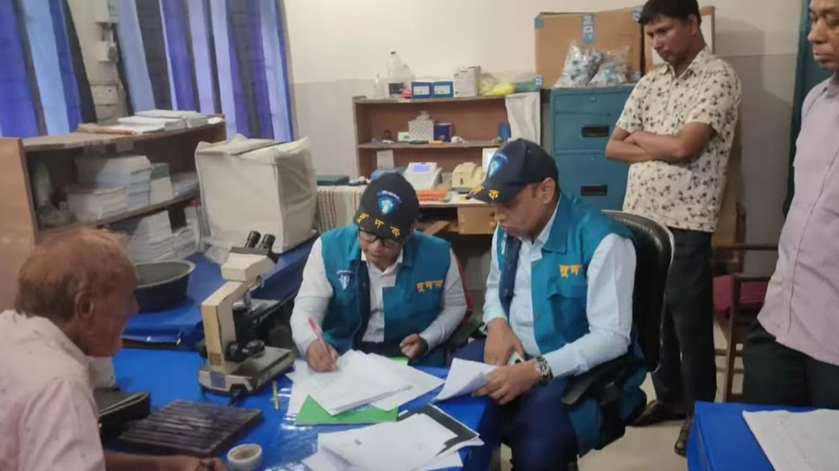 রাজশাহী পুঠিয়া উপজেলা স্বাস্থ্য কমপ্লেক্সে দুর্নীতি দমন কমিশন (দুদক)। ছবি-রূপালী বাংলাদেশ