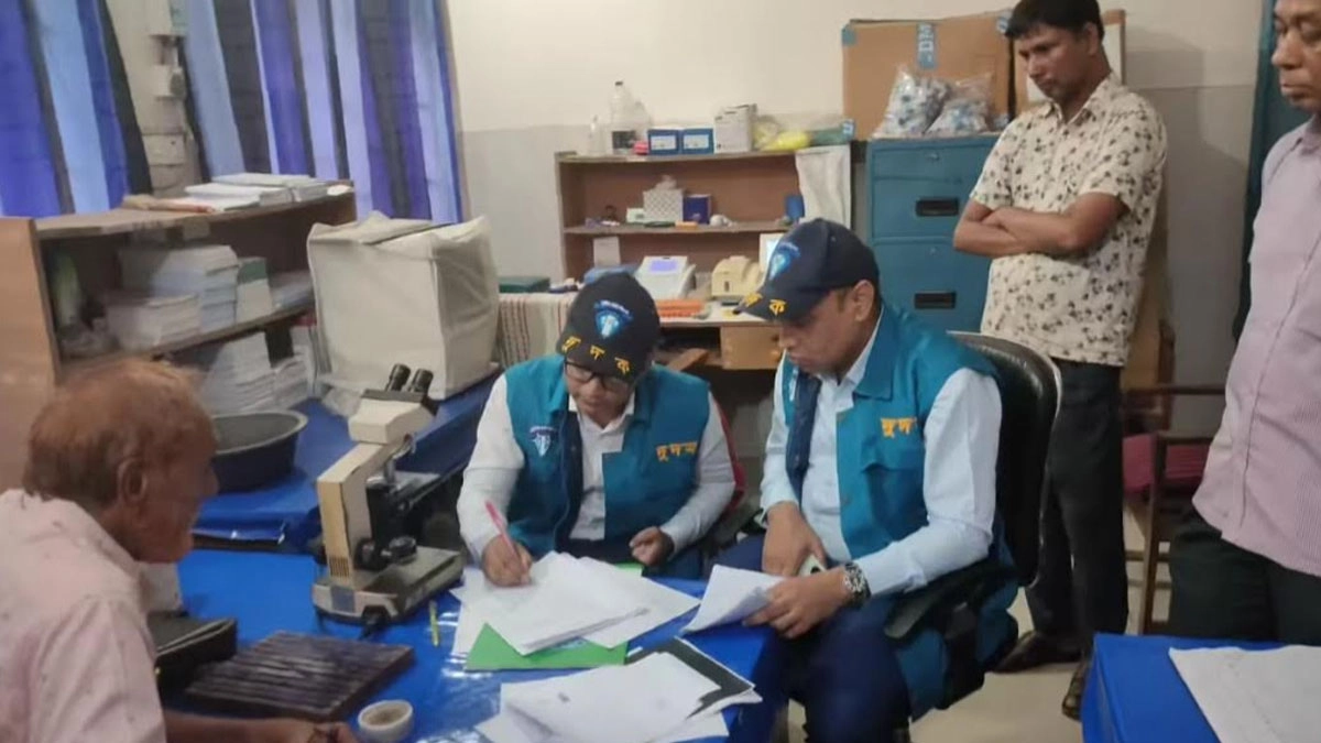 রাজশাহী পুঠিয়া উপজেলা স্বাস্থ্য কমপ্লেক্সে দুর্নীতি দমন কমিশন (দুদক)। ছবি-রূপালী বাংলাদেশ