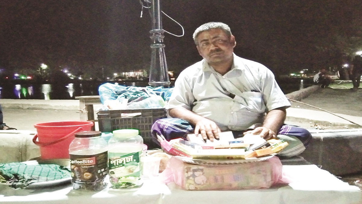 পান-সিগারেট বিক্রিতে চলে দৃষ্টিপ্রতিবন্ধী তপনের সংসার 