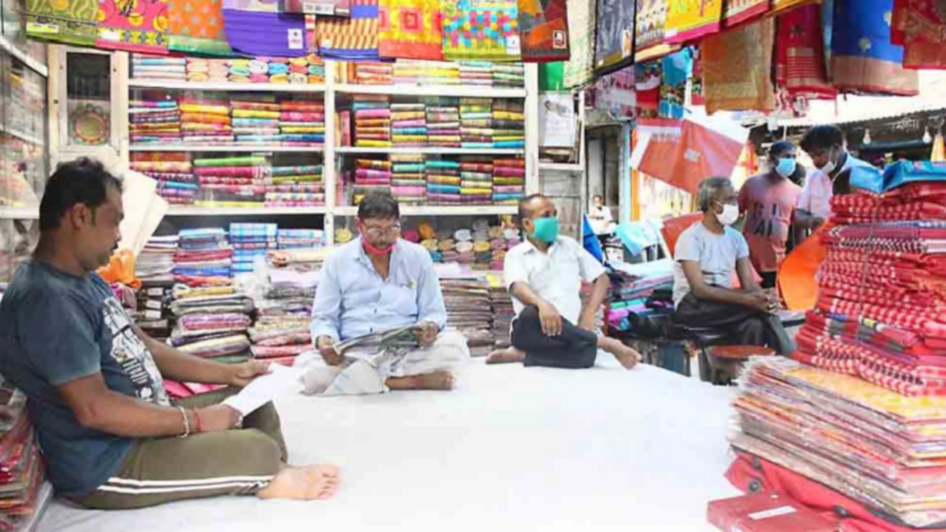 পূজার বাজারে ক্রেতা কম, হতাশ ব্যবসায়ীরা