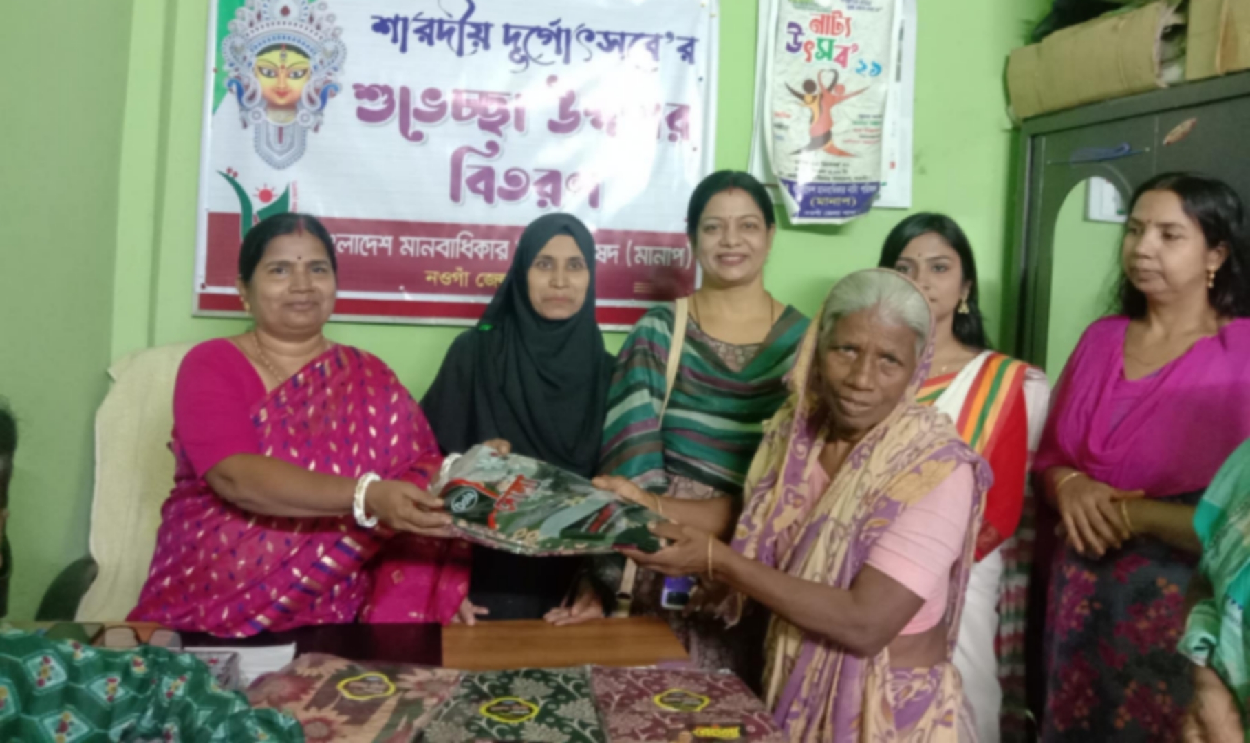 নওগাঁ মানাপের উদ্যোগে শারদীয় উপহার বিতরণ