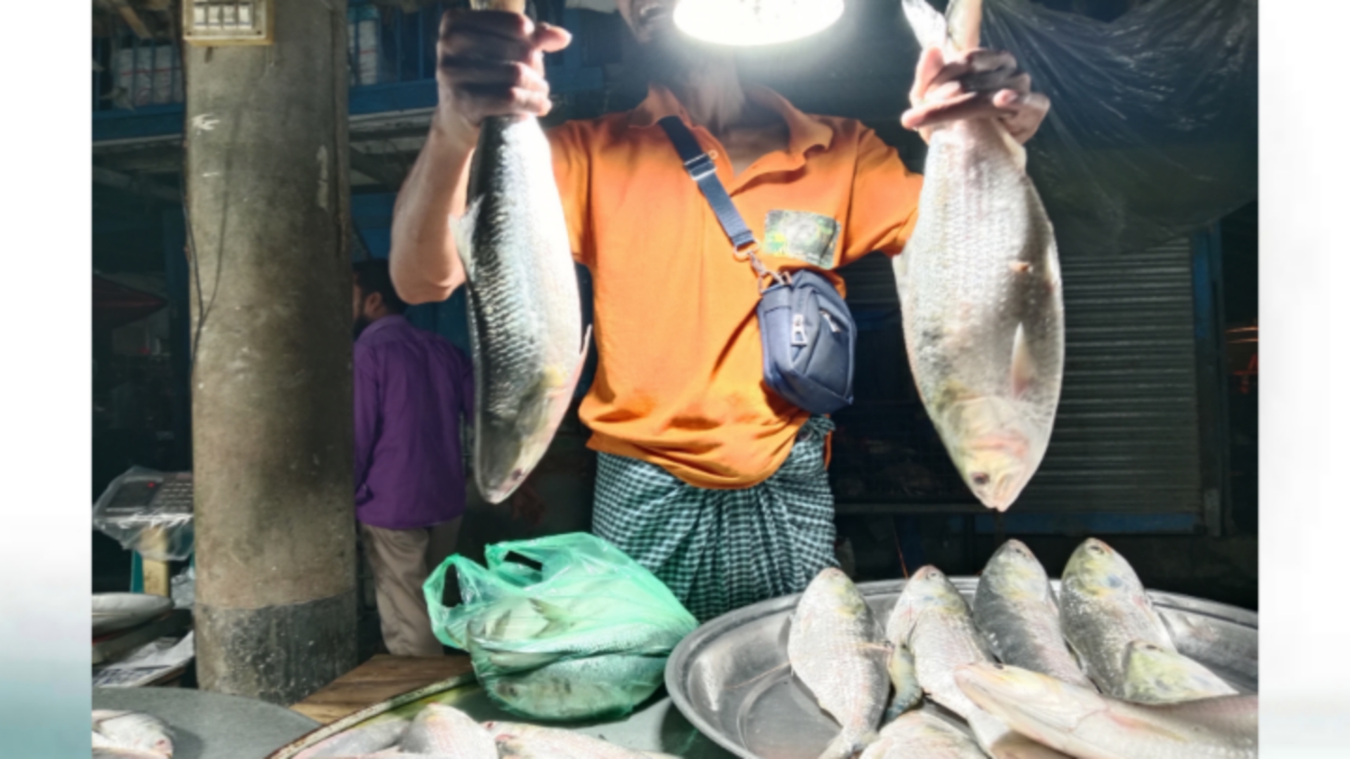 অভিযানের শুরু হওয়ার আগে জমজমাট ইলিশের হাট