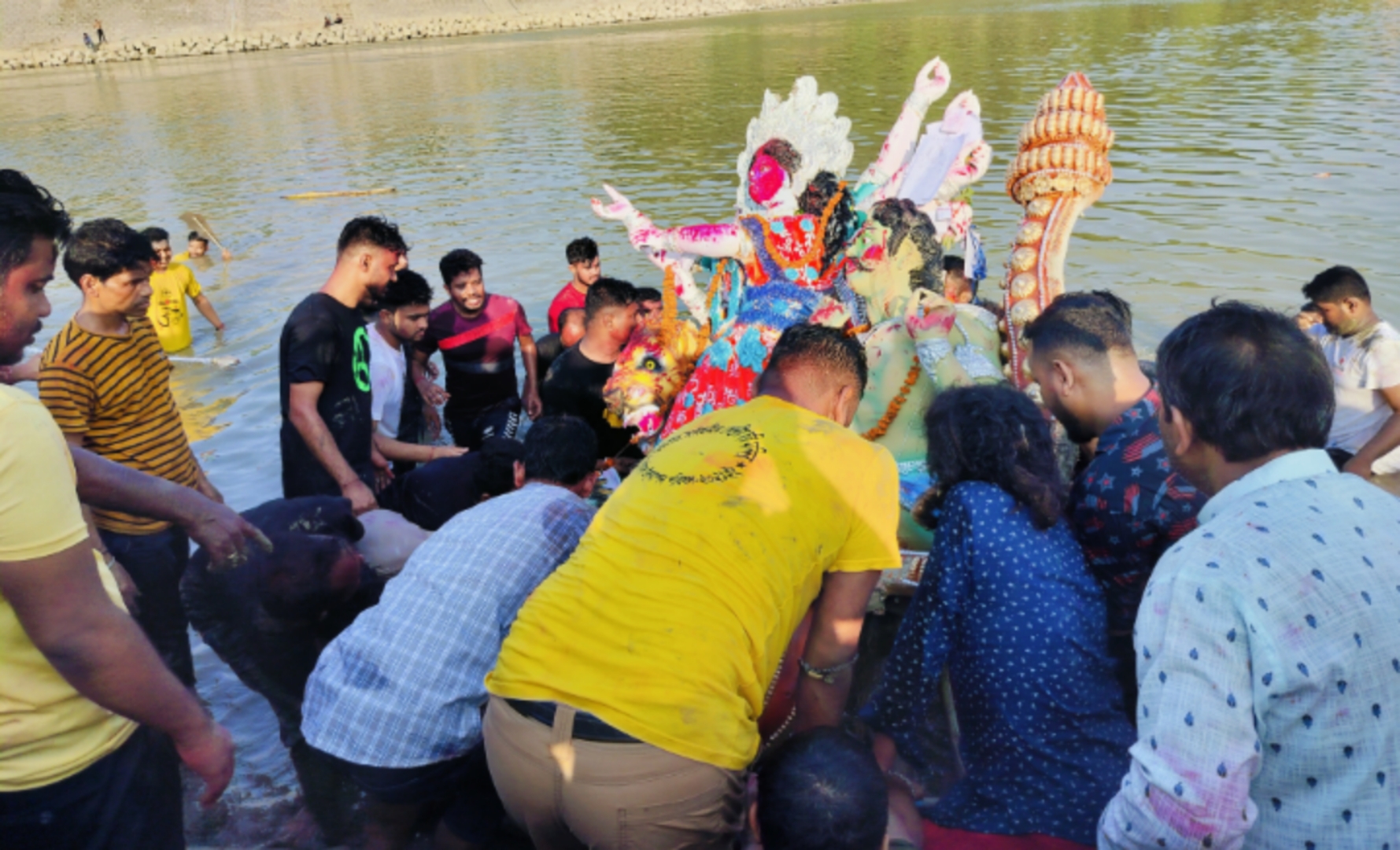 চকরিয়ায় প্রতিমা বিসর্জনে মানুষের ঢল
