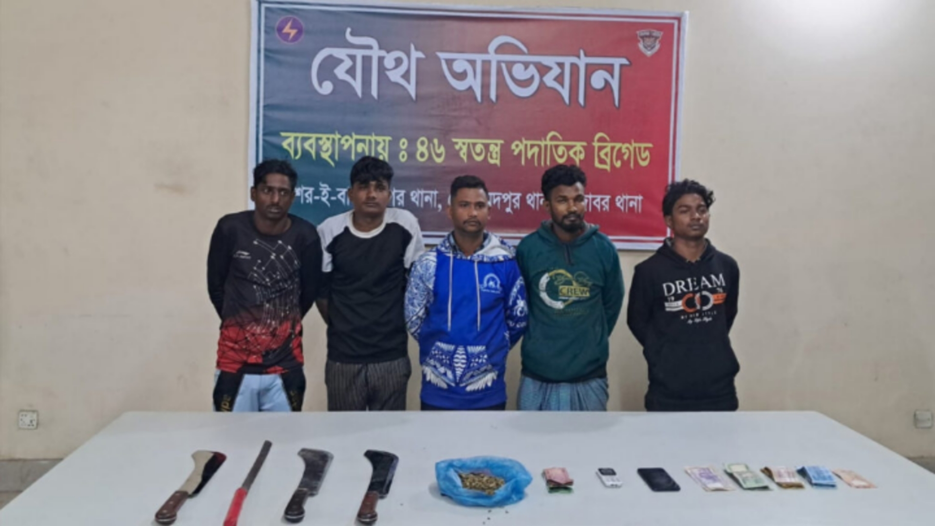 মোহাম্মদপুরে যৌথ অভিযানে কবজি কাটা আনোয়ার গ্রুপের ৫ সন্ত্রাসী গ্রেপ্তার