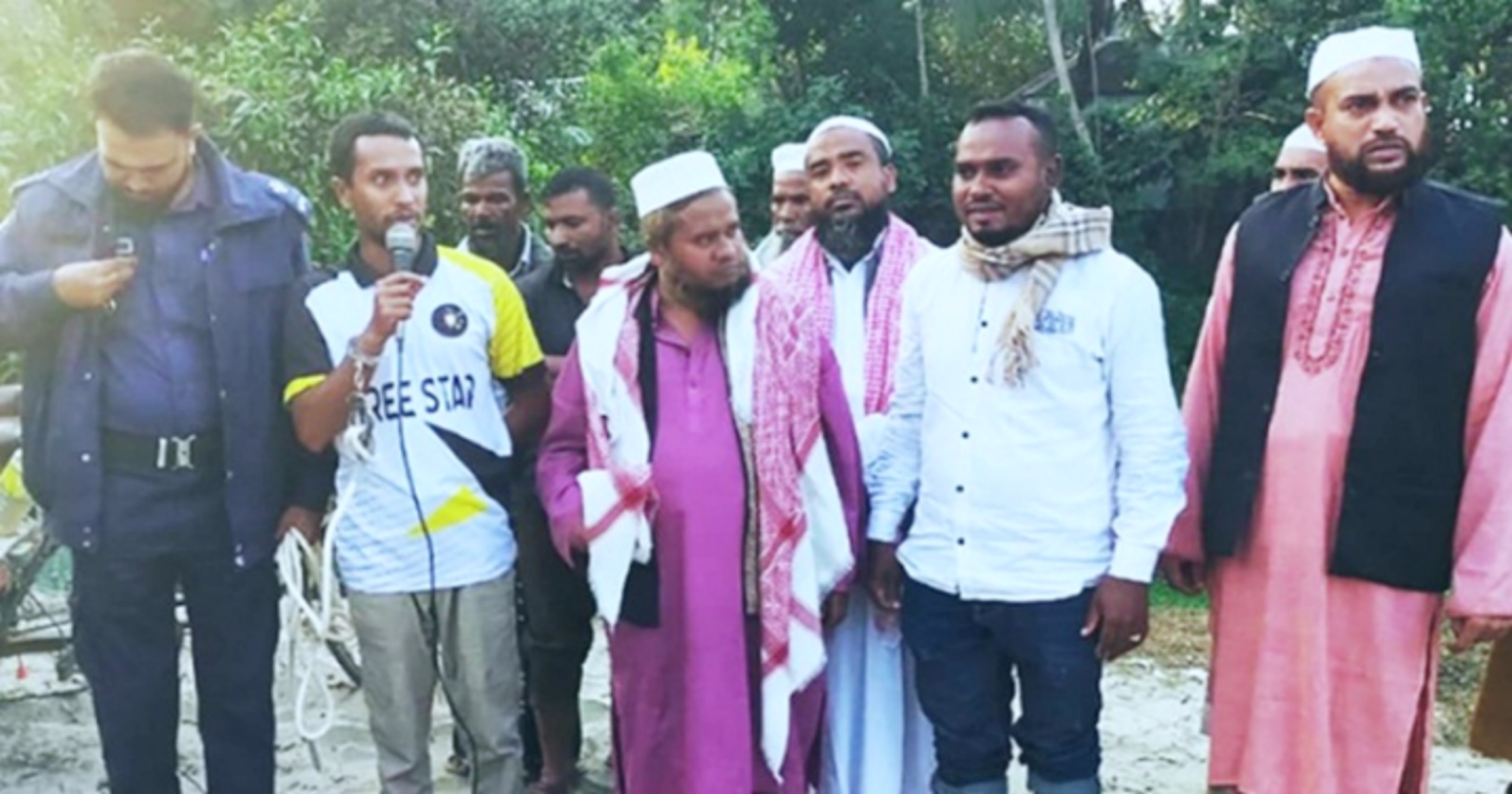 হাতকড়া নিয়ে বাবাকে দাফন করলেন ছাত্রলীগ নেতা