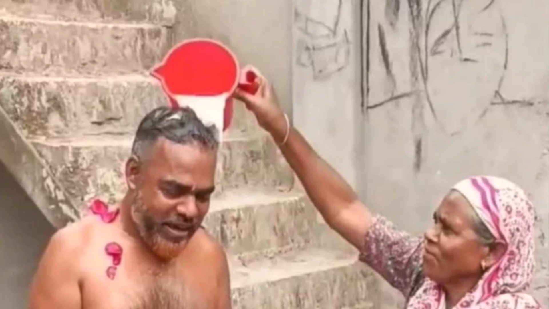 জামিনে মুক্তি পেয়ে ছাত্রলীগ নেতার দুধ দিয়ে গোসল