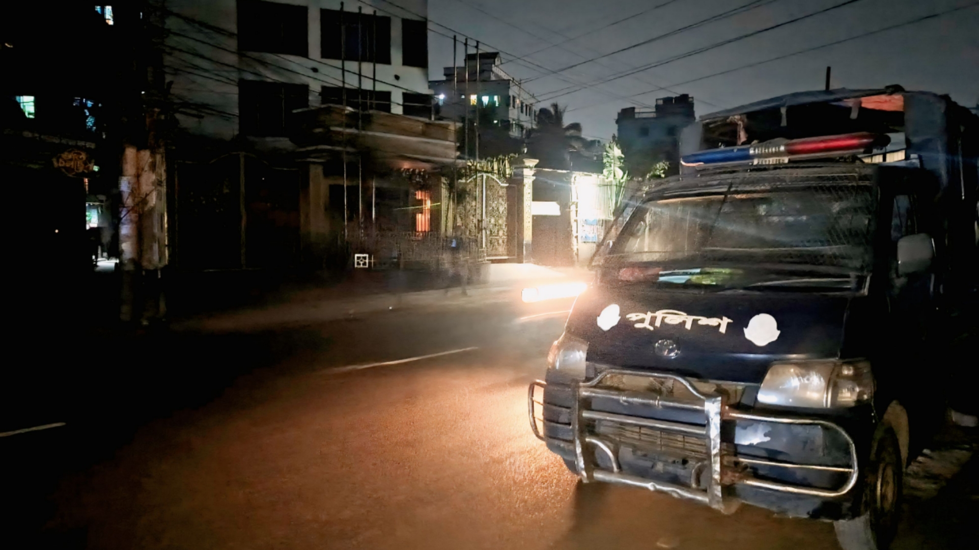 হোটেল জাভান: পুলিশ এলে বন্ধ, চলে গেলে আবার জমজমাট