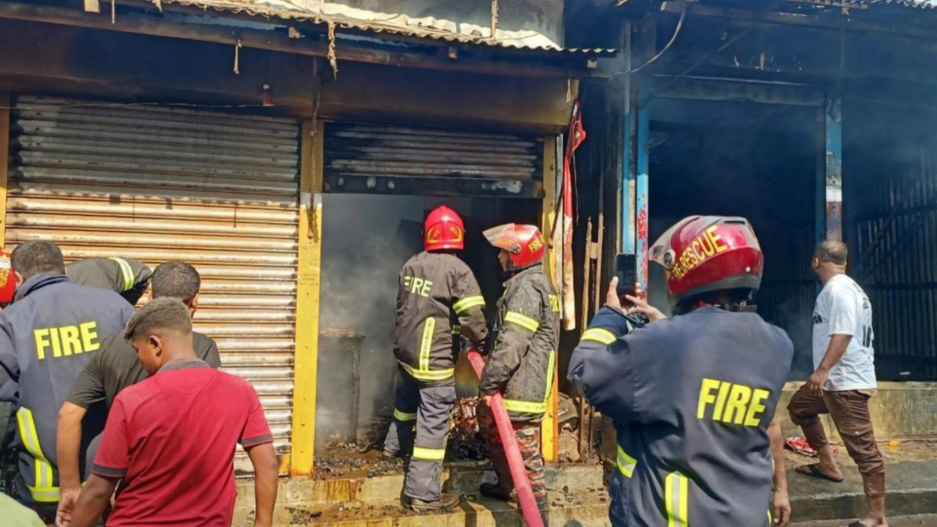 সখীপুরে আগুনে পুড়ে ছাই ৩ ব্যবসায়ীর স্বপ্ন