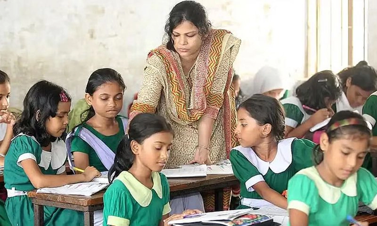 শ্রেণিকক্ষে শিক্ষার্থীদের ক্লাস নিচ্ছেন শিক্ষিকা। ছবি- সংগৃহীত