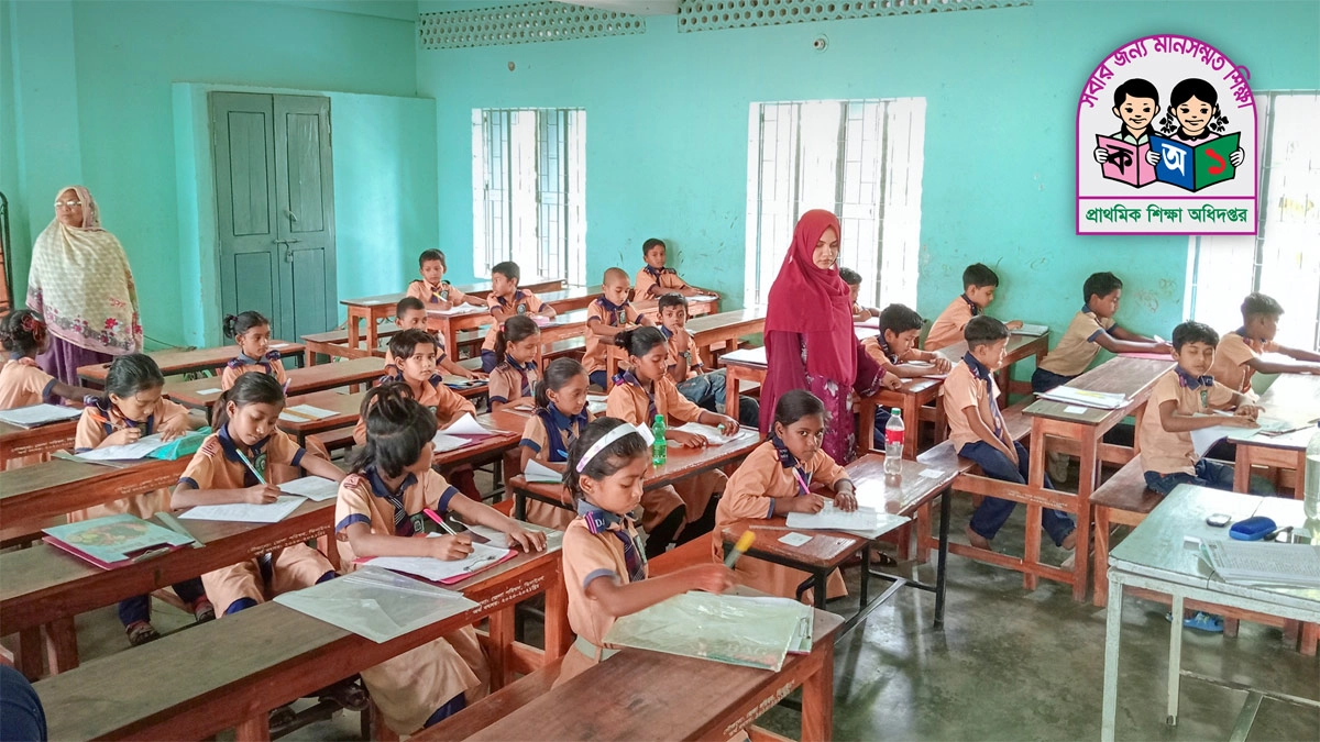 সরকারি প্রাথমিক বিদ্যালয়ে ক্লাস নিচ্ছেন সহকারী শিক্ষকরা। ছবি- সংগৃহীত